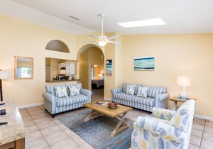 Three Bedroom 2 Bathroom Vacation home minutes away from the Parks