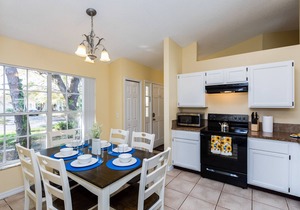 Three Bedroom 2 Bathroom Vacation home minutes away from the Parks