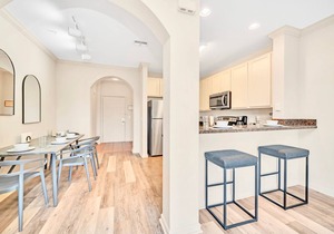 Upstay: 2BR Condo with Hot Tub, Pool & Sauna—for 6