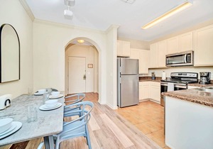 Upstay: 2BR Condo with Hot Tub, Pool & Sauna—for 6