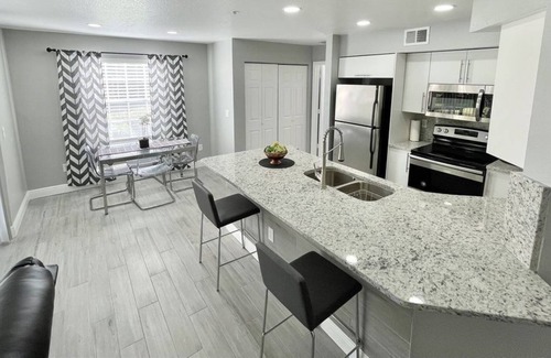 Metro West Condo | 1 Bedroom Condo 378503 by Houzlet