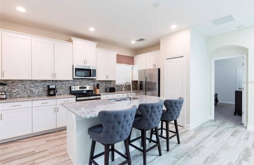 Davenport House | 1577SW: Amazing 5bd/5bath home! Sleeps 13 w/pool and jacuzzi!
