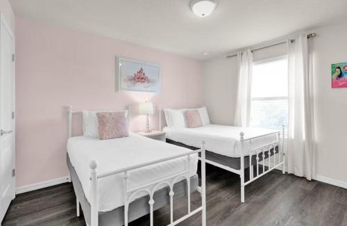 Four Corners House | 8BR Disney Villa with Pool, GameRoom, and Resort Amenities