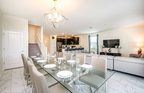 Davenport Villa | 9 BED | 5 BATH High-End Villa w/POOL 1672Moon