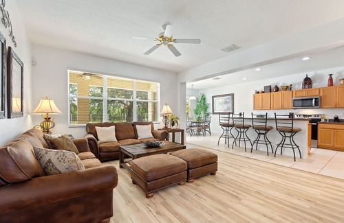 Legacy Park Villa | Beautiful Villa, Private Pool facing SW, Spa, Games Room, 20 min from Parks.