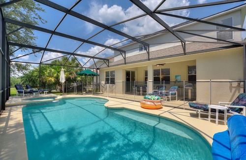 Legacy Park Villa | Beautiful Villa, Private Pool facing SW, Spa, Games Room, 20 min from Parks.