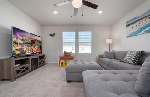 Davenport House | Charming 5BD Home All suites with Pool and BBQ Grill