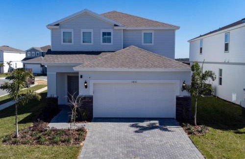 Davenport House | Charming 5BD Home All suites with Pool and BBQ Grill