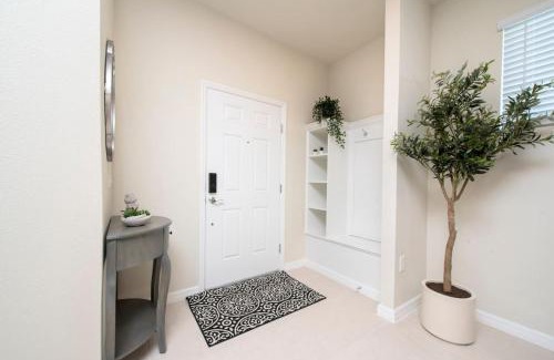 Davenport House | Charming 5BD Home All suites with Pool and BBQ Grill