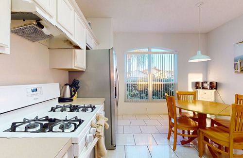 Esprit House | Comfortable home with solarium, pool & access to lake & Disney World