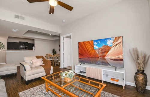 South Eola Apartment | Cozy retreat getaway! Family-sized | By Lake Eola