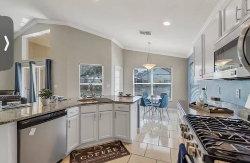 Orange Tree House | Family-friendly spacious 4bedroom house in Clermont with WiFi, AC & private pool