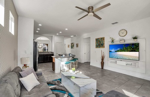 Loughman House | Family Resort - 5BR Resort Home - Private Pool, Hot Tub And BBQ!