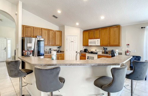 Kissimmee House | Kissimmee Lakeview Pool for Family, Silver Spurs, Turnpike, Disney; 14 guests