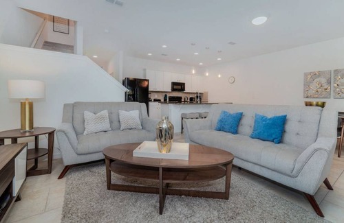 Loughman House | Lazy River / Kid's Splash Pad / Water Slide / Poolside Bar & Grill / Near Disney / Free Resort Fees
