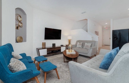 Loughman House | Lazy River / Kid's Splash Pad / Water Slide / Poolside Bar & Grill / Near Disney / Free Resort Fees