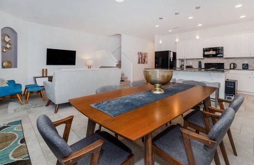 Loughman House | Lazy River / Kid's Splash Pad / Water Slide / Poolside Bar & Grill / Near Disney / Free Resort Fees