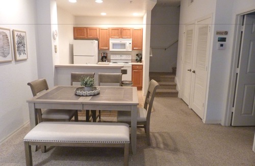 Kissimmee House | Near Theme Parks! Gorgeous 3 BR Town Home, Splash Park, Pool, Lake, And More!