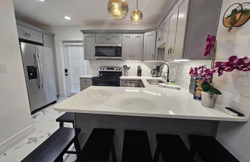 Lawsona - Fern Creek House | Renovated Comfy Downtown Orlando Duplex. Sleeps 8