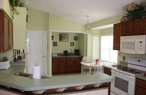 Pinewood Country Estates House | SOLAR HEATED POOL! minutes from Disney, Work from home in Florida!