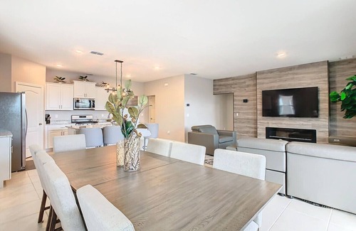 Loughman House | Solterra Luxury 6BR Villa with Game Room & Pool