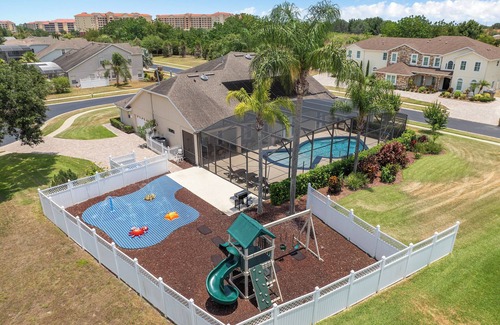 West Kissimmee House | South Facing Pool Hot Tub Themed Rooms Home Theater Swingset Splash Pad BBQ