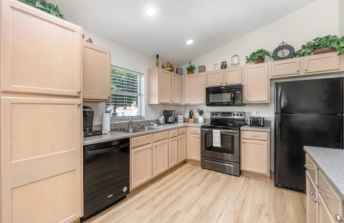 Orange Tree House | Spacious 5BR Villa w/South-Facing Pool, Spa & Game Room Near Disney