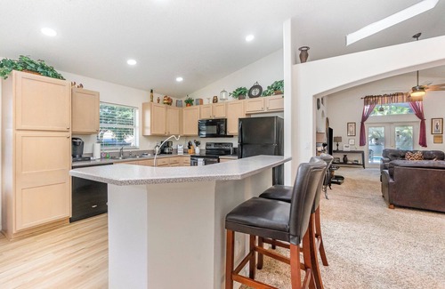 Orange Tree House | Spacious 5BR Villa w/South-Facing Pool, Spa & Game Room Near Disney