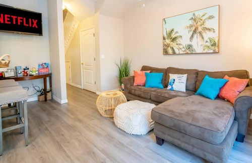 Kissimmee House | Spacious w. King bed RESORT community/Pool & Gym!!