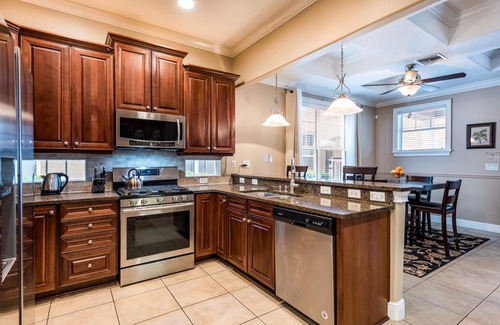 Reunion House | Stunning 3-Bed Resort home w/3 Ensuite Bedrooms, pool, spa, outdoor kitchen. Near WDW