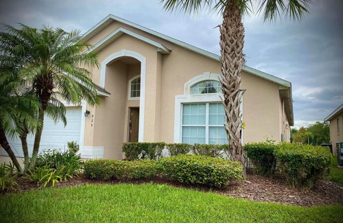 Seasons Villa | Stunning 5 BR Home, Pool Spa, Harry Potter Themed Room, Games Room, Lake View