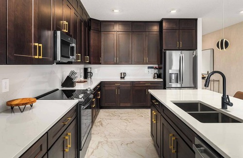 Florida Center House | The Ritzy |Breathtaking NEW Home w/PVT Pool & 2 Themed BRs in Dream Location