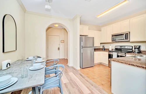 West Kissimmee Condo | Upstay: 2BR Condo with Hot Tub, Pool & Sauna—for 6