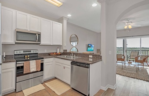 West Kissimmee Condo | Upstay Large Family Condo w Hot Tub, Pool, Sauna