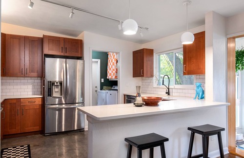 Northeast Orlando House | Vibrant Orlando Lakefront Cat Lover's Retreat with Pool & Gardens