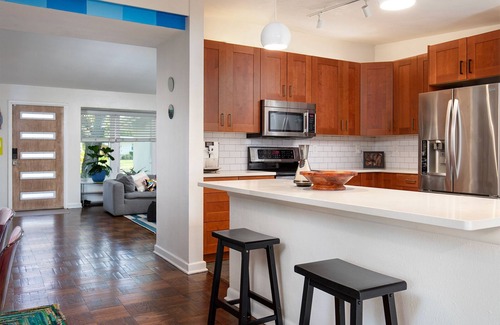 Northeast Orlando House | Vibrant Orlando Lakefront Cat Lover's Retreat with Pool & Gardens