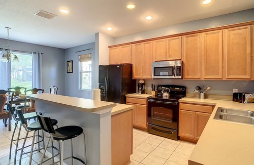 Crestwynd Bay House | 1.5 Miles to Disney and one minute from Walmart,1600 sqft 3BR/3BA Townhome