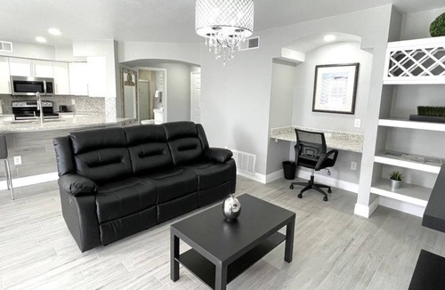 Metro West Condo | 1 Bedroom Condo 318547 by Houzlet