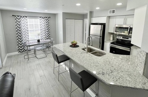 Metro West Condo | 1 Bedroom Condo 318547 by Houzlet