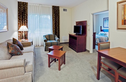 Airport North Condo | 1 Bedroom | Outdoor Pool + Free WiFi