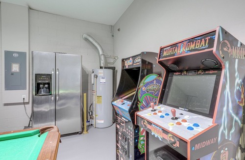 Loughman House | 10 Mi to WDW: Family Home w/Game Room & Pool!