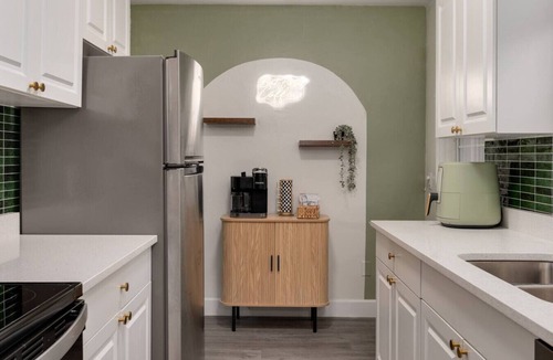 Northeast Orlando House | 10m to Dwtn + Jacuzzi, Pool Tbl, Ping Pong & BBQ!