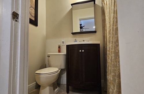 Catalina House | 12min/Universal, 5/min to Downtown. Hotel Room Style in a Cozy House in Florida