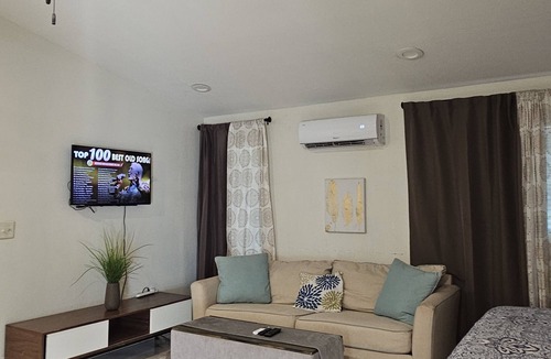 Catalina House | 12min/Universal, 5/min to Downtown. Hotel Room Style in a Cozy House in Florida