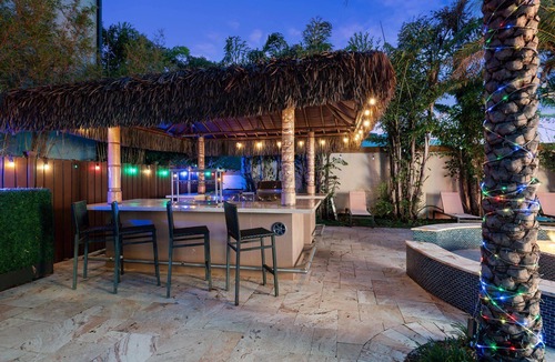 Loughman House | 20 Bedroom Hollywood Themed Mansion Private Pool+Lazy River