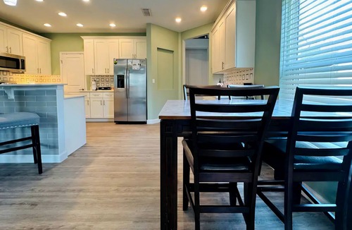 College Park House | 2B/2B College Park home w/fenced patio yard, close to DT Orl & WP. Pet Friendly!