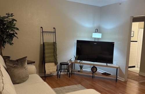 North Orange House | 2ba/1bd - College Park, Orlando. Minutes from ORMC & Advent Health Hospitals
