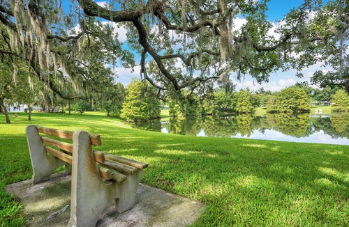 Wadeview Park House | 5★ SODO Home, Guest Fave,PetsOk, Game Room, BBQ, Fire Pit,Netflix, Popcorn Maker