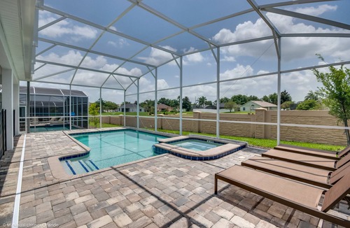 Davenport Villa | 9 BED | 5 BATH High-End Villa w/POOL 1672Moon