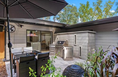 Altamonte Springs House | Altamonte Springs Retreat Fenced Yard & Workspace